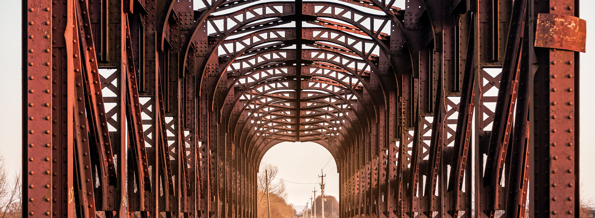 Industriewanderung Kollektion – alte Eisenbahnbrücke im Industrial Style, urbane Tier- und Architektur-Motive auf Schwarz von Schwarzjuwel