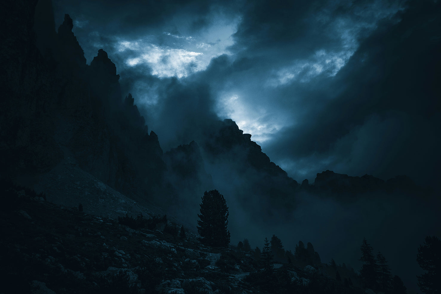 Nebelflug Kollektion – mystische Berglandschaft in Nebel und Mondlicht, edle Fantasy Motive auf Schwarz von Schwarzjuwel
