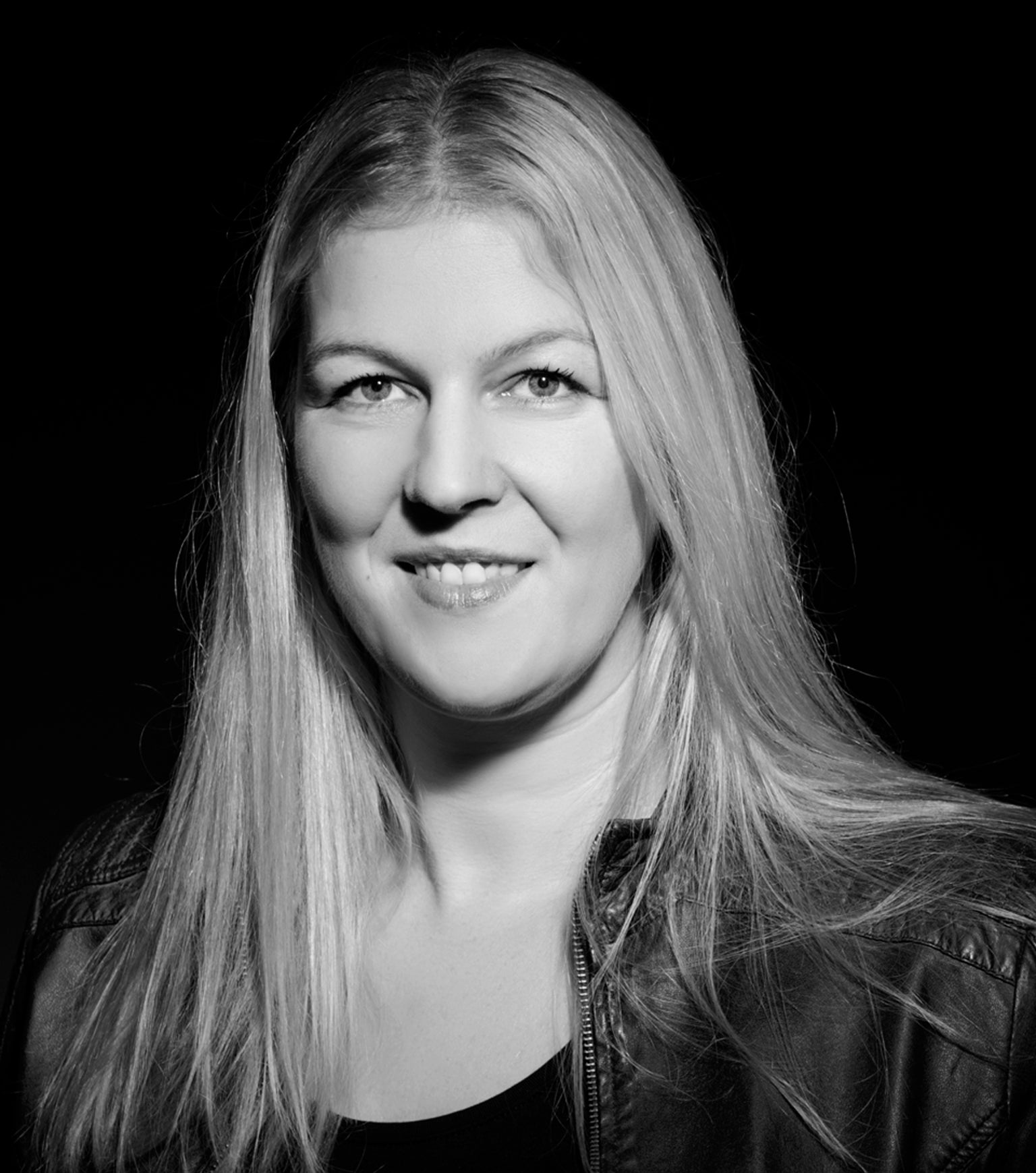 Schwarzjuwel_Katja-Luemmer_Portrait_Ausschnitt2.jpg